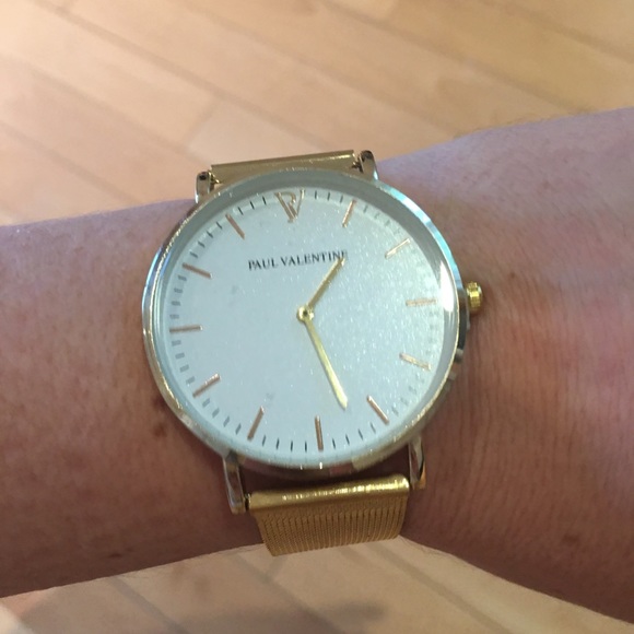 Accessories - Beautiful gold with white face watch👗🌟
